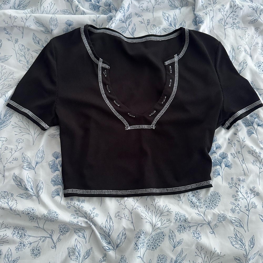 Black cropped v neck